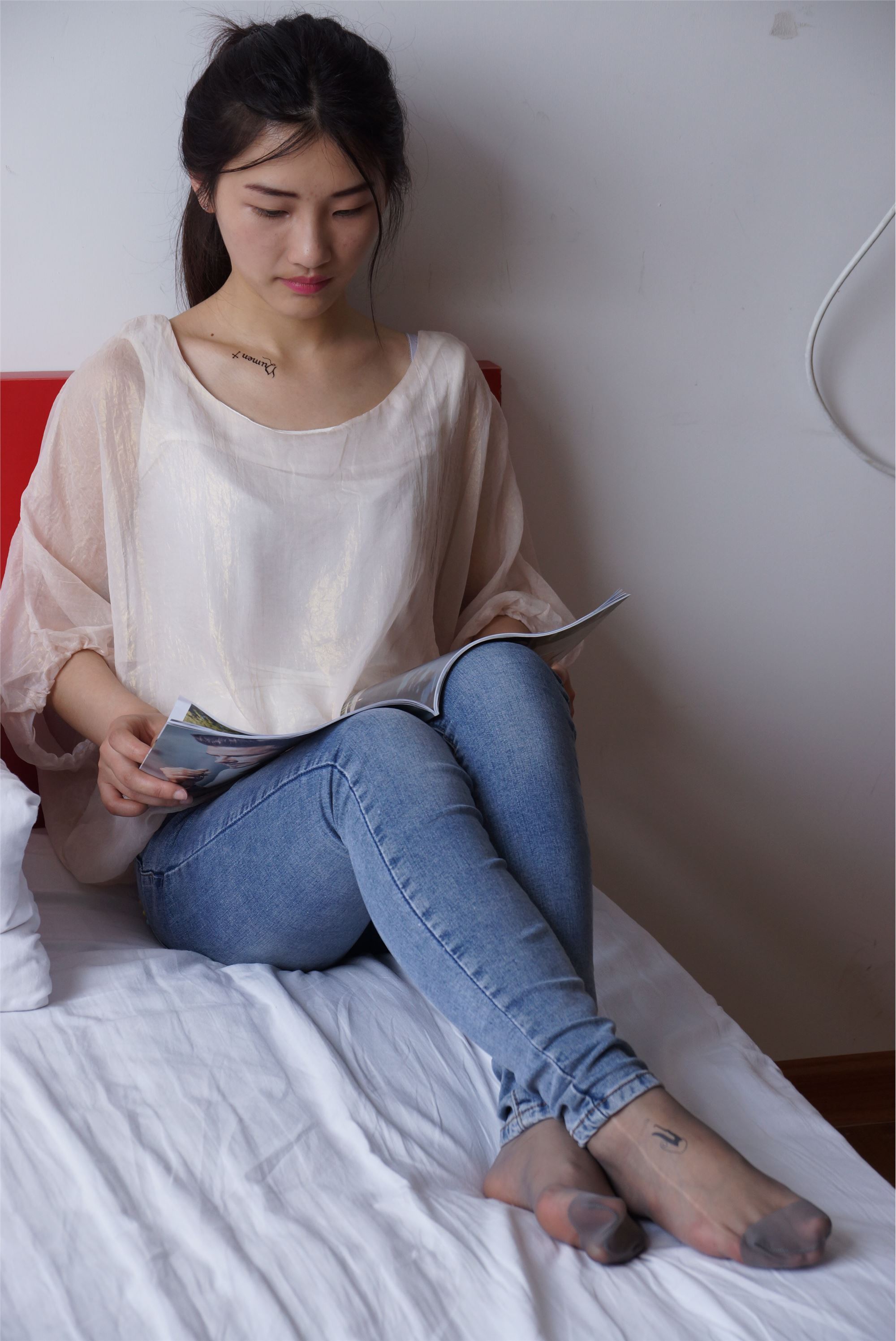 自由摄影 No.005 惬意的周末经典短灰丝陪你看看书